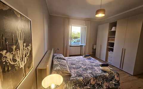 Adele: Bed, Meubilair, Interieur Ontwerp, Slaapkamer, Verdieping, Flooring, Kamer, Bedding, Laken, Hout