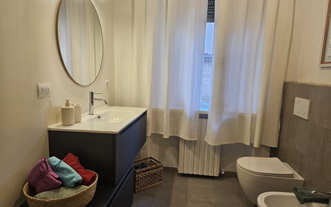Adele: Badkamer, Flooring, Loodgieterswerkinrichting, Interieur Ontwerp, Verdieping, Wastafel In De Badkamer, Wastafel, Kraan, Spiegel, Loodgieter