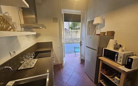 Adele: Flooring, Verdieping, Interieur Ontwerp, Plafond, Countertop, Keuken, Verlichting, Major Appliance, Meubilair, Kamer
