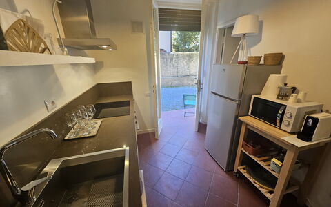 Adele: Flooring, Verdieping, Interieur Ontwerp, Countertop, Plafond, Keuken, Kamer, Major Appliance, Appartement, Beits