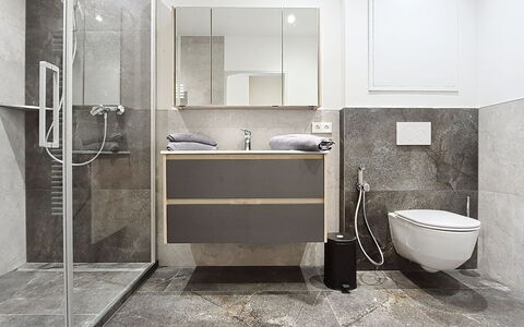 Radstadt 26: Flooring, Loodgieterswerkinrichting, Verdieping, Interieur Ontwerp, Badkamerkast, Badkamer, Toilet, Spiegel, Wc Bril, Wastafel