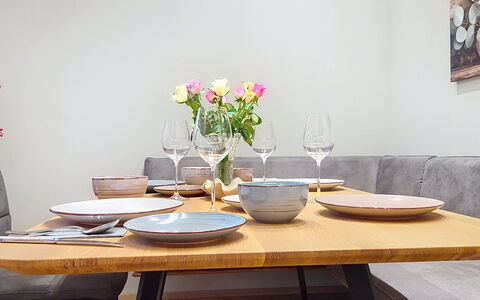 Radstadt 26: Meubilair, Hout, Tableware, Tafel, Keuken En Eettafel, Eetkamer, Voedsel, Flooring, Interieur Ontwerp, Verdieping