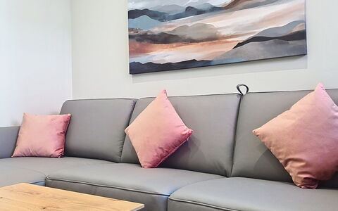 Radstadt 26: Meubilair, Interieur Ontwerp, Bankstel, Flooring, Verdieping, Tafel, Woonkamer, Kamer, Roze