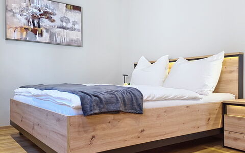 Radstadt 26: Bed, Meubilair, Slaapkamer, Hout, Flooring, Bedding, Verdieping, Laken, Interieur Ontwerp, Bed Frame