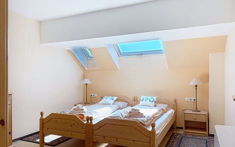 Wohlfühlnest St. Michael: Meubilair, Bed, Interieur Ontwerp, Slaapkamer, Hout, Plafond, Kamer, Verdieping, Bedding, Laken