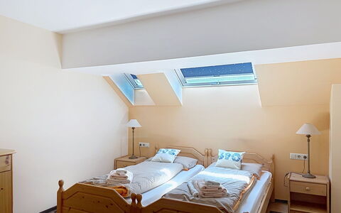 Wohlfühlnest St. Michael: Bed, Meubilair, Interieur Ontwerp, Slaapkamer, Hout, Bedding, Laken, Plafond, Kamer, Verdieping