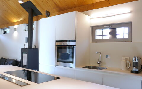 Valserhaus: Interieur Ontwerp, Keuken, Flooring, Countertop, Muur, Hout, Plafond, Verdieping, Meubilair, Cabinetry