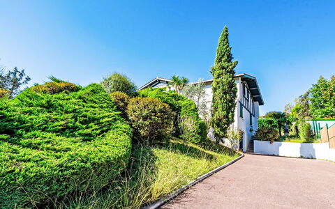 Agintza: Steen, Landgoed, Tuin, Voorstad, Oprit, Landscaping, Werf, Hacienda, Boerderij, Backyard