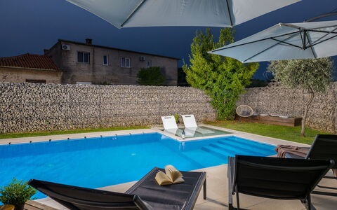 Samanta: Steen, Landgoed, Tuin, Voorstad, Oprit, Landscaping, Werf, Hacienda, Boerderij, Backyard