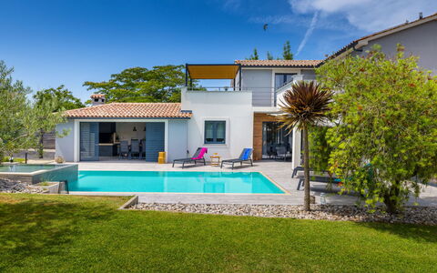 Irena: Steen, Landgoed, Tuin, Voorstad, Oprit, Landscaping, Werf, Hacienda, Boerderij, Backyard