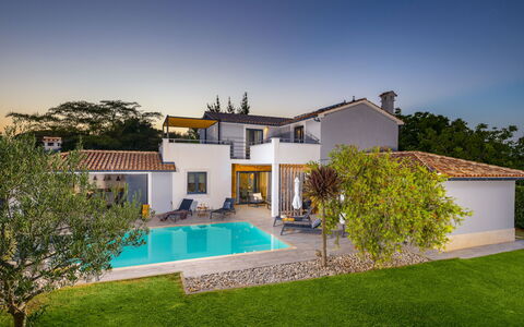 Irena: Steen, Landgoed, Tuin, Voorstad, Oprit, Landscaping, Werf, Hacienda, Boerderij, Backyard