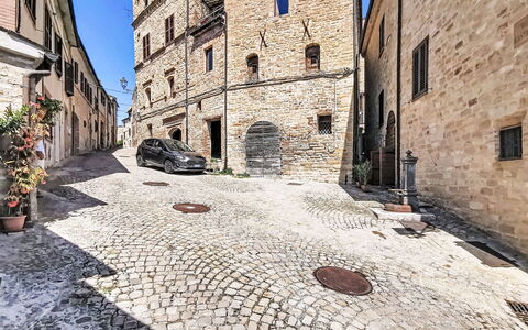 Dimora Castello: Steen, Landgoed, Tuin, Voorstad, Oprit, Landscaping, Werf, Hacienda, Boerderij, Backyard