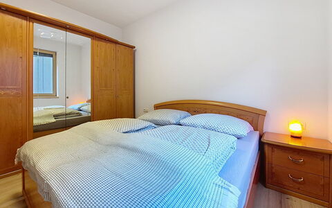Oberladstätter: Bed, Slaapkamer, Interieur Ontwerp, Laken, Bedding, Hout, Verdieping, Kamer, Flooring, Meubilair