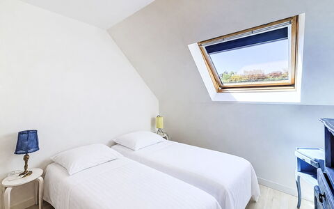 Stango: Interieur Ontwerp, Verdieping, Plafond, Bed, Flooring, Slaapkamer, Huis, Linens, Laken, Bedding
