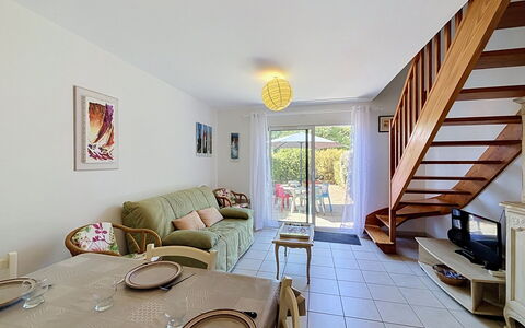 Stango: Meubilair, Appartement, Stoel, Schaduw, Balkon, Kamerplant, Keuken En Eettafel, Beits, Toevlucht, Eco Hotel