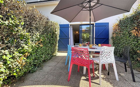 Stango: Meubilair, Buitenmeubels, Struik, Stoel, Paraplu, Buitentafel, Tuin, Schaduw, Bloempot, Patio