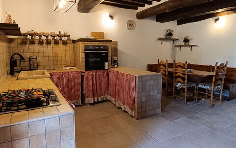 Casale Vepres: Flooring, Muur, Hout, Verdieping, Meubilair, Interieur Ontwerp, Keuken, Plafond, Countertop, Kamer