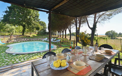 Casale Vepres: Gras, Schaduw, Gazon, Backyard, Buitenmeubels, Tuin, Werf, Park, Toevlucht, Stoel