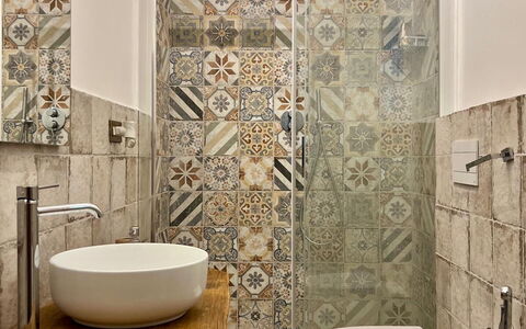 Casale Vepres: Flooring, Badkamer, Loodgieterswerkinrichting, Interieur Ontwerp, Wc Bril, Verdieping, Toilet, Tegel, Wastafel In De Badkamer, Wastafel