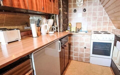 Svahová 1: Hout, Keuken, Countertop, Major Appliance, Meubilair, Flooring, Toestel Van De Keuken, Fornuis, Cabinetry, Verdieping