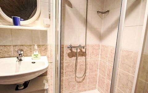Svahová 1: Badkamer, Loodgieterswerkinrichting, Wastafel In De Badkamer, Verdieping, Flooring, Interieur Ontwerp, Toilet, Wastafel, Wc Bril, Kamer