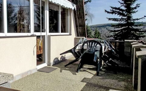 Svahová 1: Stoel, Balkon, Schaduw, Buitenmeubels, Daylighting, Backyard