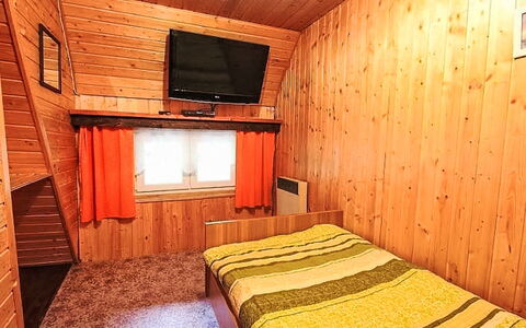Svahová 1: Hout, Verdieping, Flooring, Slaapkamer, Bed, Beits, Interieur Ontwerp, Kamer, Plafond, Huis