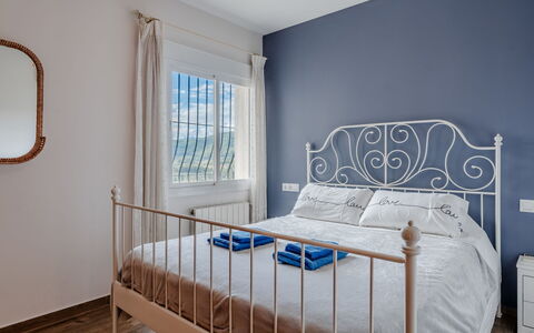 Vista Xalo: Bed, Slaapkamer, Meubilair, Interieur Ontwerp, Bedding, Flooring, Verdieping, Laken, Linens, Kamer