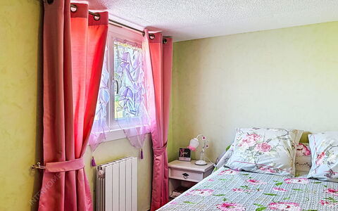 La Cabrette: Meubilair, Interieur Ontwerp, Muur, Kamer, Hout, Verdieping, Gordijn, Textiel, Roze, Slaapkamer