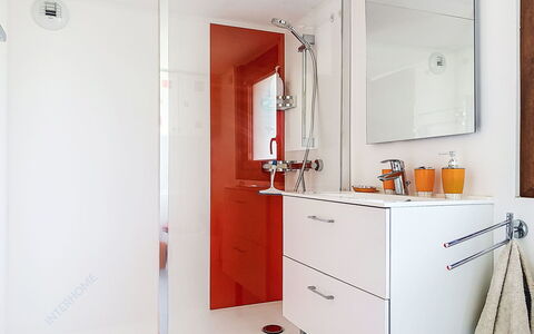 La Cabrette: Loodgieterswerkinrichting, Flooring, Interieur Ontwerp, Verdieping, Badkamer, Badkamerkast, Loodgieter, Cabinetry, Deur, Wastafel In De Badkamer