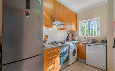 Encosta São José Escape: Toestel Van De Keuken, Keuken, Major Appliance, Countertop, Cabinetry, Flooring, Koelkast, Huishoudapparatuur, Hout, Fornuis