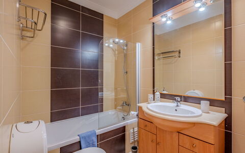 Encosta São José Escape: Badkamer, Wastafel In De Badkamer, Loodgieterswerkinrichting, Wastafel, Interieur Ontwerp, Flooring, Verdieping, Kraan, Badkamerkast, Spiegel