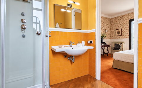 Zuccheri Canditi: Interieur Ontwerp, Verdieping, Loodgieterswerkinrichting, Flooring, Badkamer, Loodgieter, Kamer, Wastafel, Toilet, Kraan