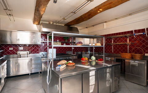 Villa Poggio Bellavista 8: Verlichting, Plafond, Interieur Ontwerp, Flooring, Keuken, Lichte Inrichting, Countertop, Natuurlijk Materiaal, Ontwerp, Toestel Van De Keuken