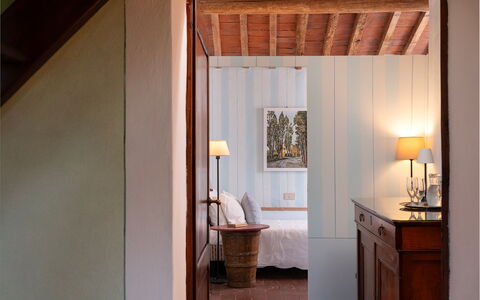 Villa Poggio Bellavista 8: Muur, Interieur Ontwerp, Meubilair, Hout, Bed, Slaapkamer, Flooring, Verdieping, Verlichting, Plafond