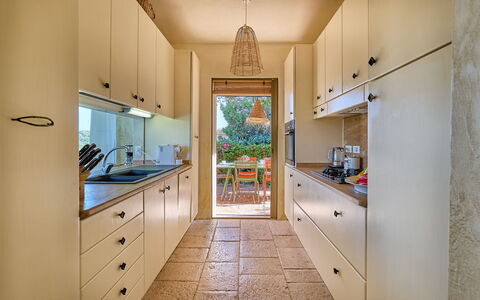 Villa Ananda 8: Countertop, Keuken, Cabinetry, Toestel Van De Keuken, Flooring, Interieur Ontwerp, Meubilair, Hout, Major Appliance, Verdieping
