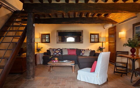 Villa del Poggio D'Oro 8: Meubilair, Interieur Ontwerp, Muur, Flooring, Hout, Bankstel, Verdieping, Plafond, Woonkamer, Kamer