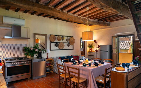 Villa del Poggio D'Oro 8: Meubilair, Muur, Interieur Ontwerp, Flooring, Hout, Huis, Verlichting, Keuken, Tafel, Stoel