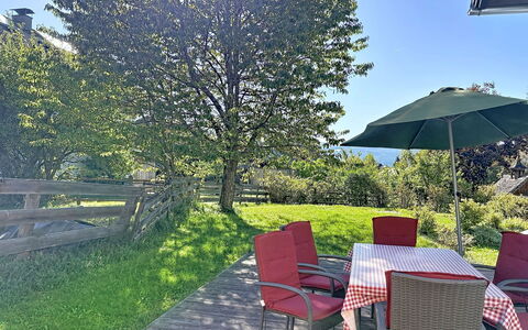 Ferienhaus Huber: Struik, Meubilair, Tuin, Land Lot, Groundcover, Gazon, Stoel, Buitenmeubels, De Lente