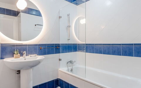 Puerta del Tenis: Blauw, Badkamer, Loodgieterswerkinrichting, Flooring, Wastafel In De Badkamer, Interieur Ontwerp, Wastafel, Verdieping, Loodgieter, Tegel