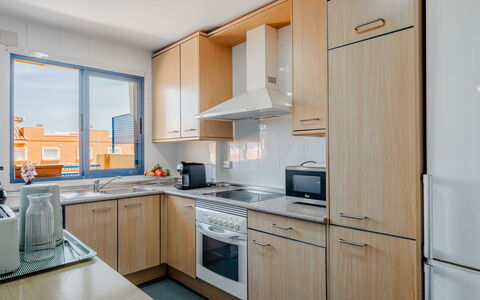 Puerta del Tenis: Keuken, Countertop, Toestel Van De Keuken, Major Appliance, Cabinetry, Gootsteen, Fornuis, Interieur Ontwerp, Appartement, Fornuis