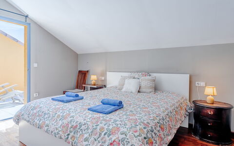Puerta del Tenis: Bed, Interieur Ontwerp, Meubilair, Slaapkamer, Bedding, Laken, Plafond, Verdieping, Linens, Flooring