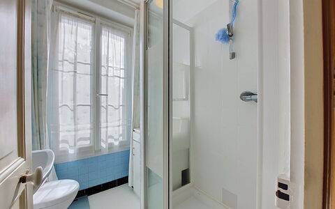 Saint Alexandre: Badkamer, Loodgieterswerkinrichting, Verdieping, Flooring, Interieur Ontwerp, Loodgieter, Deur, Kamer, Appartement, Spiegel