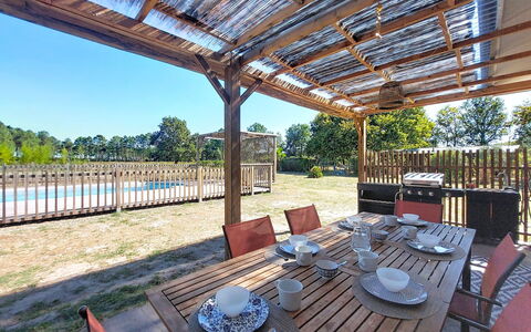 Tartoure: Hout, Schaduw, Veranda, Dek, Verblijf, Beits, Hardwood, Hek, Outdoor Structuur, Eco Hotel