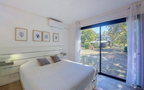 Tartoure: Bed, Slaapkamer, Interieur Ontwerp, Meubilair, Flooring, Bedding, Verdieping, Laken, Plafond, Huis