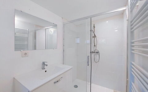 Tartoure: Badkamer, Loodgieterswerkinrichting, Interieur Ontwerp, Flooring, Verdieping, Loodgieter, Kraan, Wastafel In De Badkamer, Plafond, Spiegel