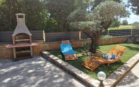Martina: Meubilair, Tuin, Buitenmeubels, Schaduw, Backyard, Flagstone, Gazon, Landscaping, Beits, Werf