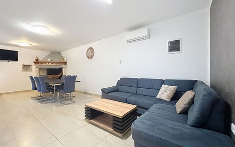 Martina: Meubilair, Flooring, Interieur Ontwerp, Bankstel, Verdieping, Hout, Plafond, Woonkamer, Kamer, Appartement