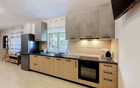 Martina: Keuken, Toestel Van De Keuken, Countertop, Meubilair, Major Appliance, Interieur Ontwerp, Cabinetry, Flooring, Hout, Verdieping