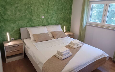 Martina: Meubilair, Bed, Interieur Ontwerp, Muur, Slaapkamer, Verdieping, Flooring, Hout, Kamer, Laken